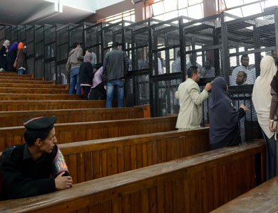 وصول متهمي “قصر الاتحادية” عدا مرسي إلى مقر محاكمتهم