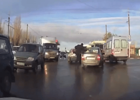 سائق غاضب يحطم زجاج التاكسي