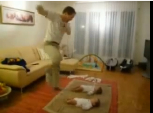 أطفال يرقصون مثل والدهم