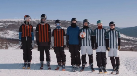 شاهد.. مباراة مثيرة تجمع كرة القدم بالتزلج