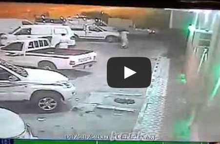 بالفيديو.. يسرقان "الطعام" من مركبة توصيل للمطاعم