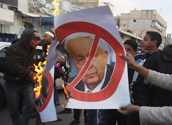 غزيون: جنازة شارون " قرّاص وزقّوم " لا شقائق نعمان غزيون: جنازة شارون " قرّاص وزقّوم " لا شقائق نعمان