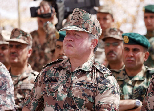 الملك يجرب سيارة عسكرية من صنع الأردن