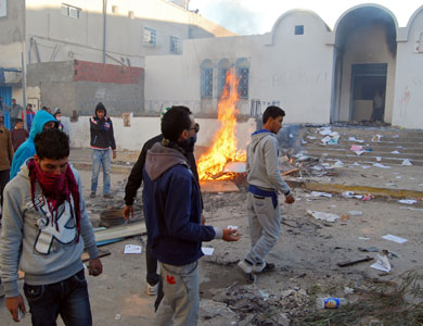 إحراق مقر جديد لحركة النهضة الإسلامية بتونس وسقوط جريح برصاص مطاطي