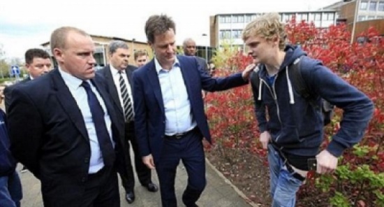 شاهد..  موقف محرج لشاب حاول إلتقاط سيلفي