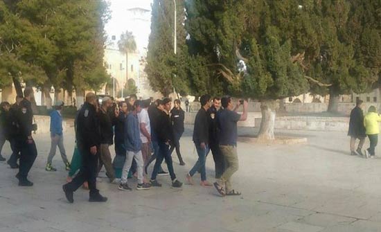 عشرات المستوطنين يقتحمون المسجد الأقصى