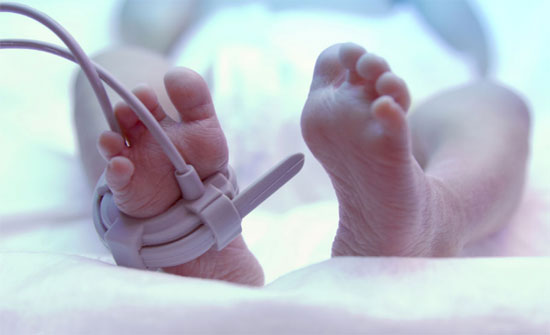 بعد تدخل محافظ إربد.. مستشفى خاص يفرج عن جثة طفلة بعد تدخل محافظ إربد.. مستشفى خاص يفرج عن جثة طفلة