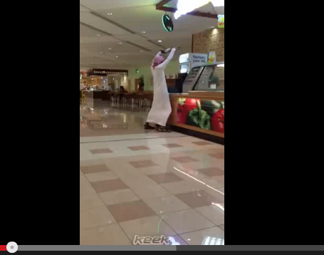 يرقص في المطعم