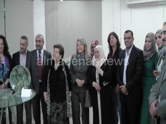 بالصور : افتتاح معرض النحت الخزفي للفنانة منال النشاش