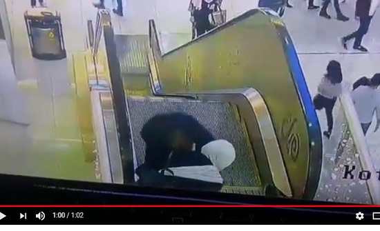 فيديو : في لقطة مروعة ... درج كهربائي يسحب طفلة في إربد فيديو : في لقطة مروعة ... درج كهربائي يسحب طفلة في إربد