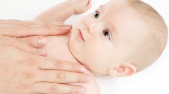 التدليك يساعد على التطور الحركي للرضع