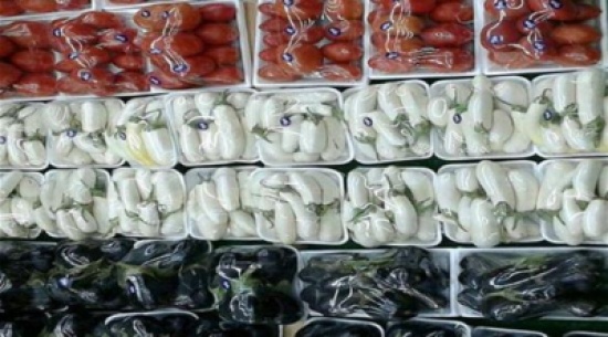 بائع خضار يمني يعبّر عن حبه لبلده على طريقته الخاصة