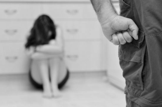 بعد تعارف على فيسبوك ورحلة إلى إيطاليا... خطفها واغتصبها مع رجلين آخرين بعد تعارف على فيسبوك ورحلة إلى إيطاليا... خطفها واغتصبها مع رجلين آخرين