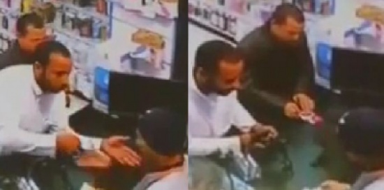 شاهد.. كاميرا مراقبة ترصد سرقة صاحب محل بطريقة احترافية