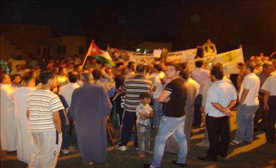 وقفة احتجاجية في الكرك امام مبنى المحافظة وقفة احتجاجية في الكرك امام مبنى المحافظة