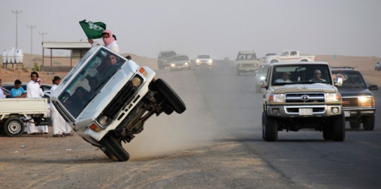 بالفيديو.. مطاردة بين ضابط سعودي ومخالف تثير جدلًا واسعًا