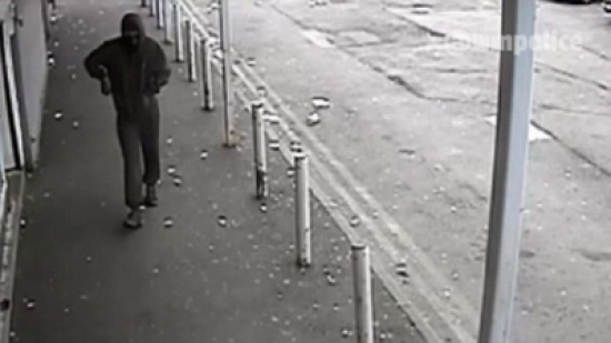 شاهد.. نينجا يسرق محلًا تجاريًا تحت تهديد السلاح