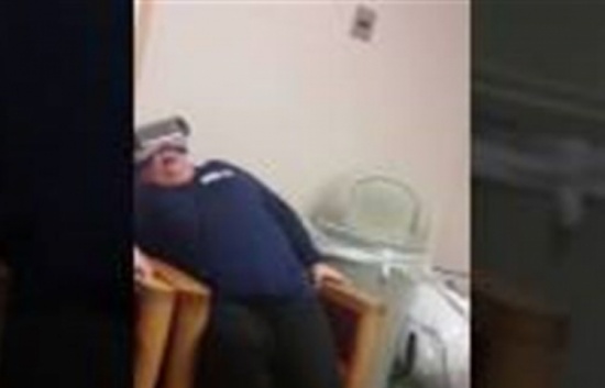 بالفيديو.. نظارات الواقع الافتراضي تصيب سيدة بالفزع