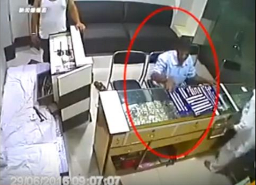 فيديو: عائلة كاملة تعاقب لص المجوهرات بعد فرحته بالبائع المسن