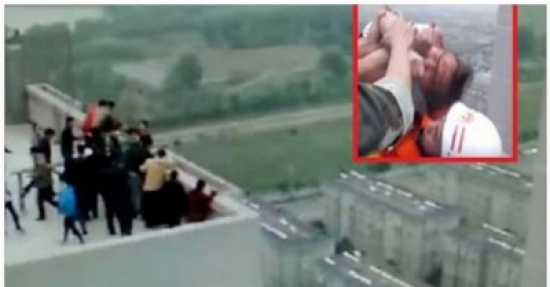 فيديو|إنقاذ صينية حاولت القفز من الطابق 29 و السبب!!