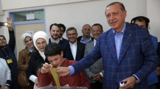 صور.. أردوغان يدلي بصوته في استفتاء تحويل نظام الحكم صور.. أردوغان يدلي بصوته في استفتاء تحويل نظام الحكم