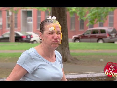 تكسير البيض على رأس الجالسين