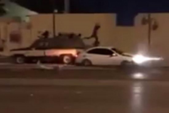 تهور مفحط ينتهي بحادث كاد أن يقتل عددًا من الأشخاص