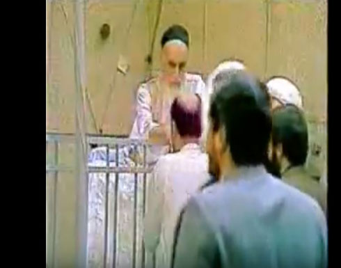شاهدوا بالفيديو.... كيف كان شيعة إيران يتبركون بالخميني شاهدوا بالفيديو.... كيف كان شيعة إيران يتبركون بالخميني