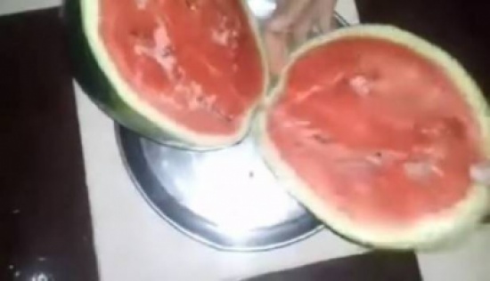 فيديو "الكشف على البطيخ المحقون بالهورمونات".. يحقق 1.2 مليون مشاهدة فيديو "الكشف على البطيخ المحقون بالهورمونات".. يحقق 1.2 مليون مشاهدة