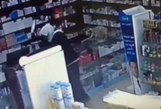 شاهد.. صيدلي يُفاجأ بلص يدخل عليه بساطور ومسدس ويسرق 1500