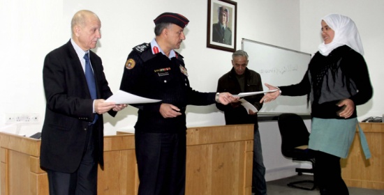 تخريج فوج من دورة أصدقاء الشرطة في كلية الأميرة رحمة الجامعية