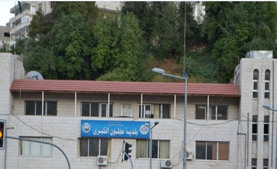 عجلون الكبرى تباشر بتعبيد طرق بمنطقة عنجرة