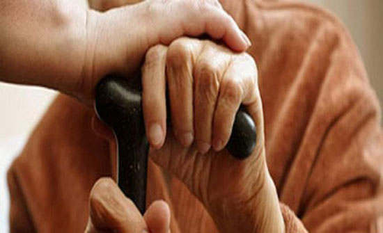 تكريم سيدات في العقبة بمناسبة يوم المسن العالمي