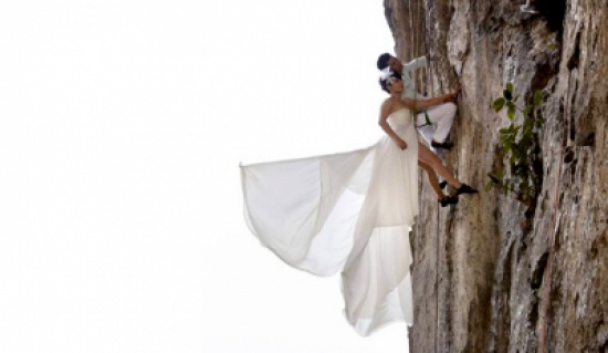 عاشقان يقيمان حفل زفافهما على حافة الهاوية