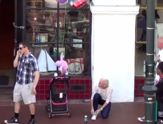 بالونات تحلق بطفل ووالده لا يكترث