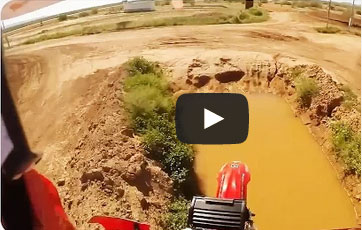 متسابق يفشل بتنفيذ قفزة بدراجة نارية فوق بركة ماء