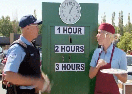 بائعة الحلوى والشرطي