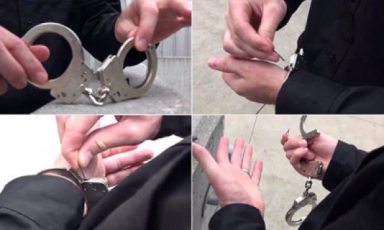 شاهد: كيف يمكن فك الأصفاد المعدنية بسهولة