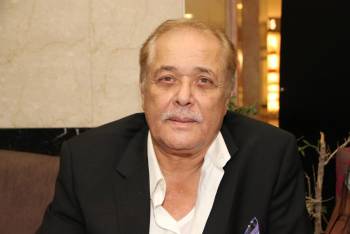 هذا ما فعله 'التربي' الذي جهز قبر محمود عبد العزير قبل الدفن! هذا ما فعله 'التربي' الذي جهز قبر محمود عبد العزير قبل الدفن!