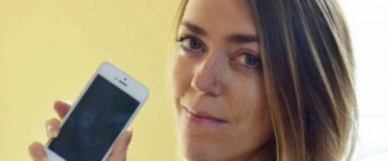 اشترت هاتفاً جديداً ففوجئت بأشياء لا تصدق!!