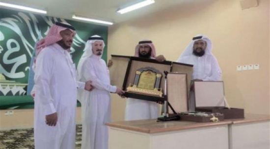 معلّمٌ سعودي لم يغب أو يتأخر عن دوامه منذ 31 عاماً معلّمٌ سعودي لم يغب أو يتأخر عن دوامه منذ 31 عاماً