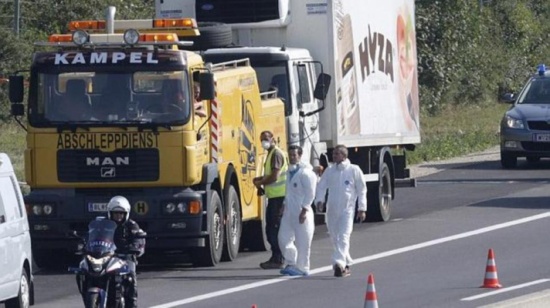 أطفال بين 21 شخصا عثر عليهم في شاحنة تبريد بميناء بريطاني أطفال بين 21 شخصا عثر عليهم في شاحنة تبريد بميناء بريطاني