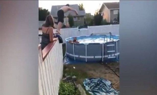 بالفيديو- قفزة تتحوّل الى حادثة مؤلمة... وما فعله الكلب ملفت! بالفيديو- قفزة تتحوّل الى حادثة مؤلمة... وما فعله الكلب ملفت!
