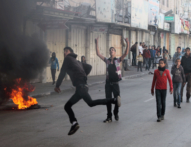 استشهاد ثلاثة فلسطينيين وإصابة جنديين إسرائيليين في مواجهات بمخيم جنين استشهاد ثلاثة فلسطينيين وإصابة جنديين إسرائيليين في مواجهات بمخيم جنين