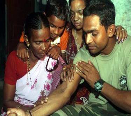 وشم يقود للم شمل اسرة هندية بعد فراق دام 24 عاما