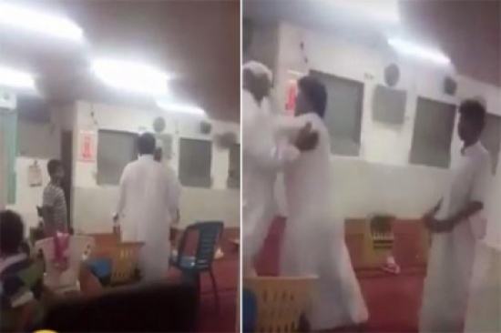 بالفيديو: الخلاف على مكان وضع كرسى للصلاة يتسبب في مضاربة بين شاب ومسن داخل مسجد ! بالفيديو: الخلاف على مكان وضع كرسى للصلاة يتسبب في مضاربة بين شاب ومسن داخل مسجد !