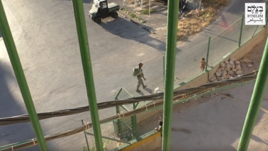 بالفيديو : جندي إسرائيلي ينكل بطفلة فلسطينية ويسرق دراجتها بالفيديو : جندي إسرائيلي ينكل بطفلة فلسطينية ويسرق دراجتها