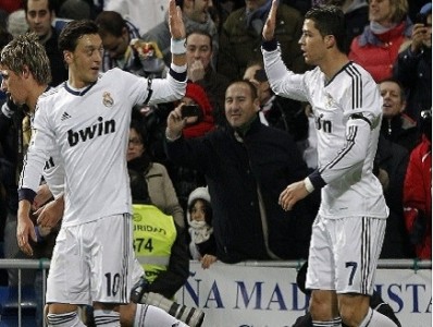 الملكي يقدم هدية غير مألوفة لبرشلونة بتجديد فوزه في "ديربي مدريد" (فيديو) الملكي يقدم هدية غير مألوفة لبرشلونة بتجديد فوزه في "ديربي مدريد" (فيديو)