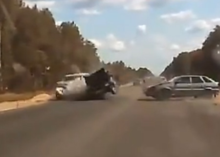 حادث صدم سيارة يتسبب في طحنها