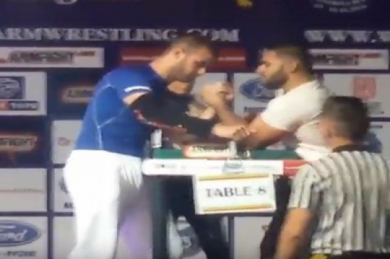 شاهد.. طالب مصري يسحق إسرائيلياً في مصارعة الذراعين